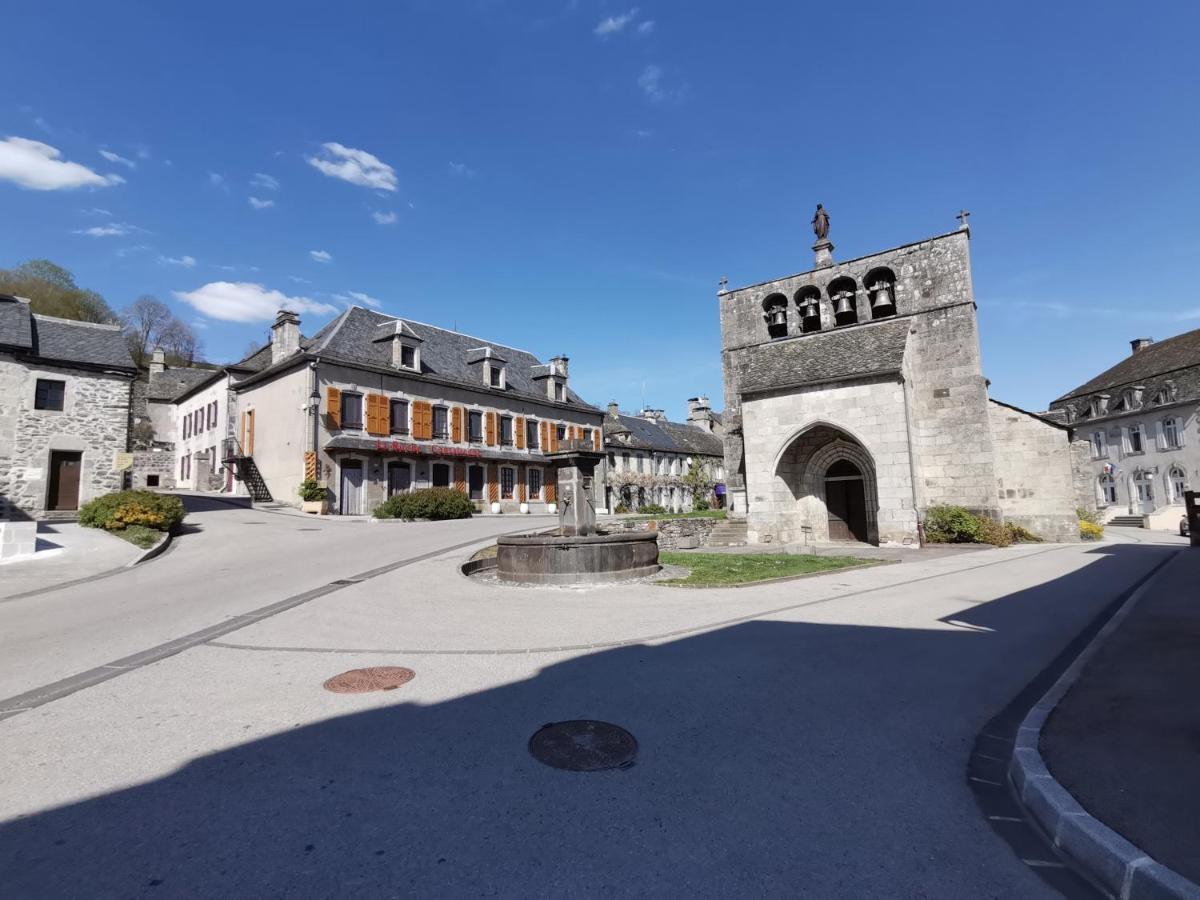 La Ruche Cantalienne Saint-Etienne-de-Chomeil Экстерьер фото